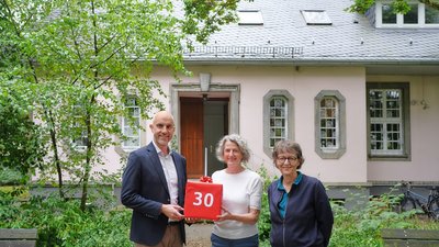 Belit Onay überreicht Silke Oppenhausen (Mitte) und Diana Jäger (rechts) eine Spende in Form eines Paketes