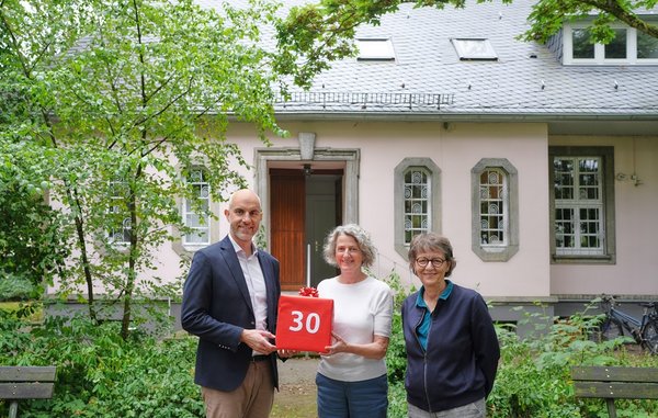 Belit Onay überreicht Silke Oppenhausen (Mitte) und Diana Jäger (rechts) eine Spende in Form eines Paketes