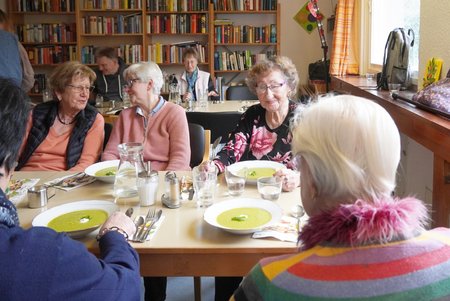 Mehrere ältere Personen sitzen an einer gedeckten Tischen und sind ins Gespräch vertieft © Gaby Kujawa