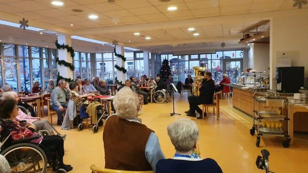 Ältere Zuhörer lauschen klassischer Musik