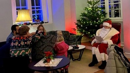 Der Weihnachtsmann beschenkt Kinder