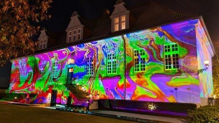 Schloss Landestrost bei Nacht illuminiert mit einer Lichtinstallation