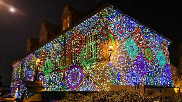 Schloss Landestrost bei Nacht illuminiert mit einer Lichtinstallation